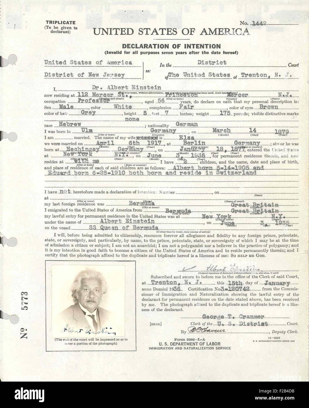 Albert Einstein's une demande de naturalisation. Elle a été déposée au tribunal de district des États-Unis dans la région de Trenton, NJ tandis qu'Einstein a été à l'Université de Princeton's Institute for Advanced Study. 1 octobre, 1940. - BSLOC  2015 (1 71) Banque D'Images