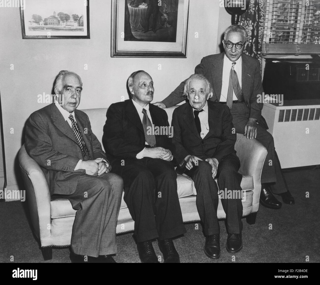 Portrait de quatre célèbres physiciens nucléaires. L-R : Niels Bohr ; James Franck ; Albert Einstein ; et Isidor Rabi. Tous ont été lauréats du Prix Nobel ainsi que des réfugiés d'Europe entre 1933-43. - BSLOC  2015 (1 69) Banque D'Images