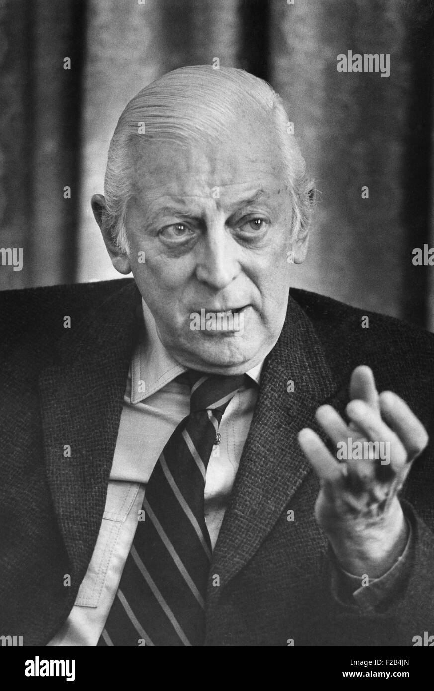 Alistair Cooke, journaliste britannique, personnalité de la télévision, et le diffuseur. 19 mars 1974. - BSLOC  2015 (1 27) Banque D'Images