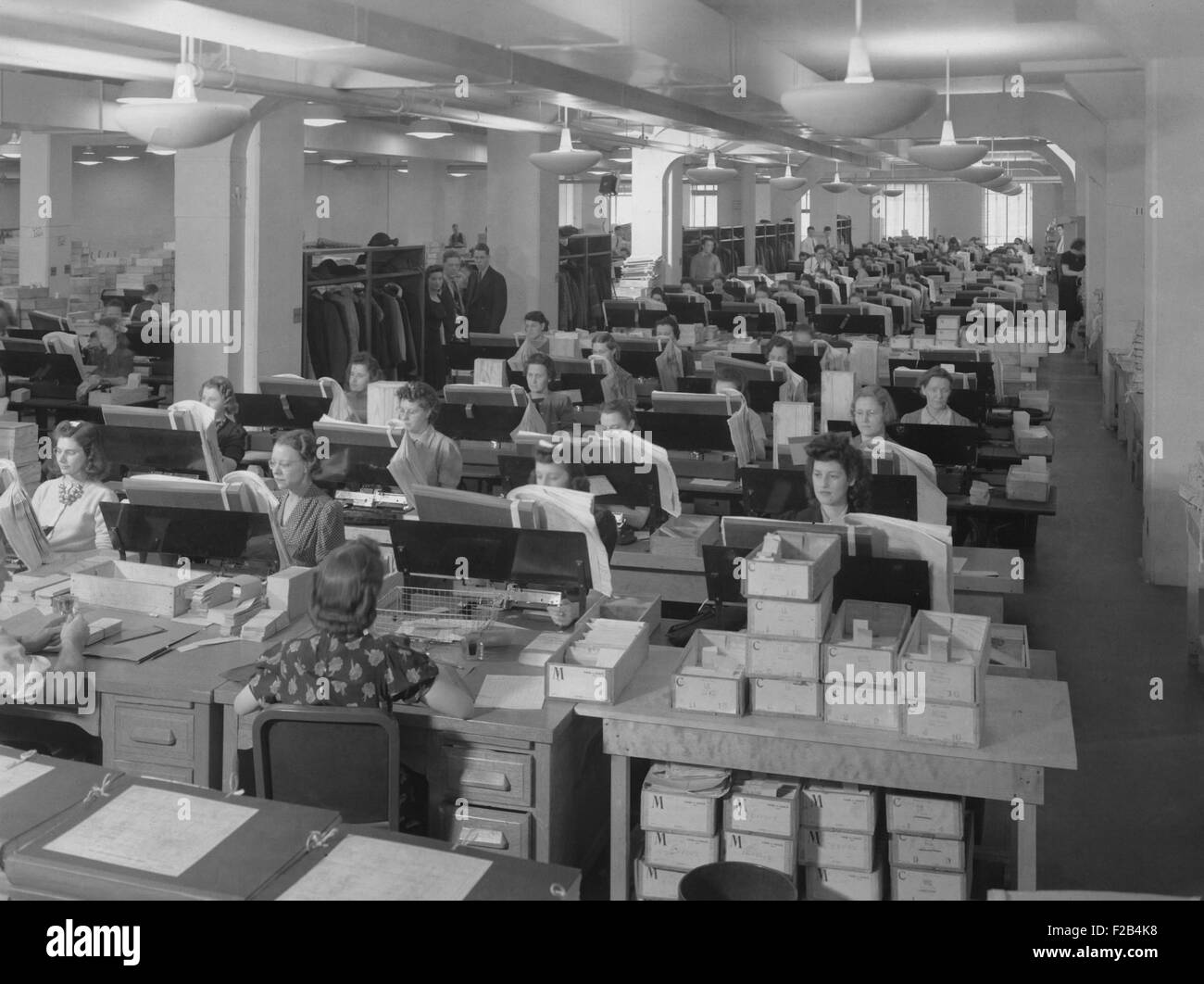 Une salle pleine de femmes Punch Carte Opérateurs travaillant sur le recensement de 1940. - BSLOC  2015 (1 224) Banque D'Images