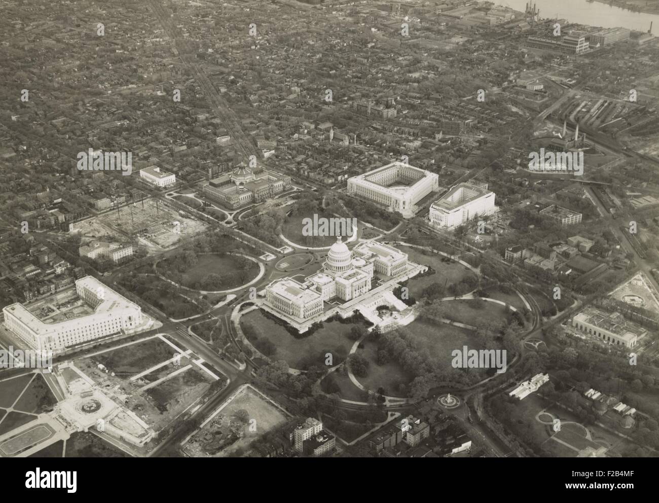 Photo aérienne de la colline du Capitole, le 1 mai 1932, en vue de la capitale américaine et aux environs. Vue vers le nord-est de la bibliothèque comprend Banque D'Images