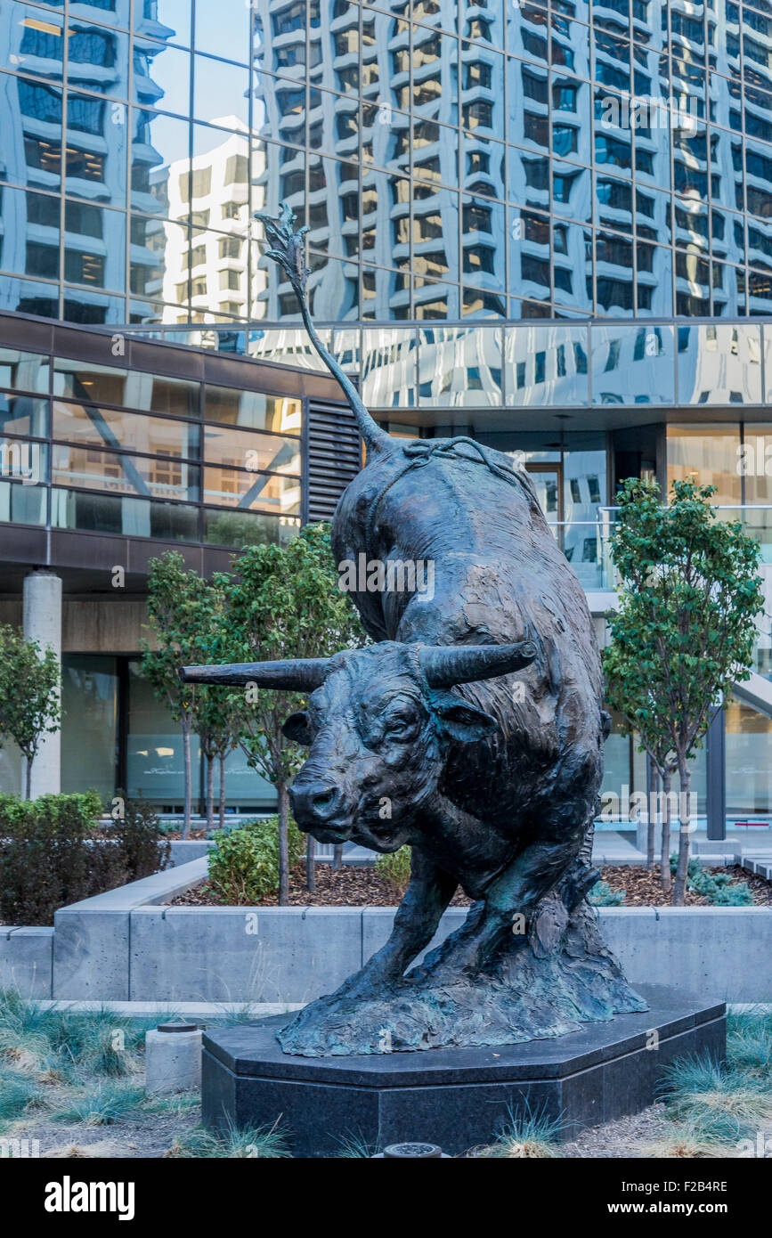 Sculpture intitulée haussier sur votre avenir par l'artiste Richard Loffle, centre-ville de Calgary, Alberta, Canada Banque D'Images