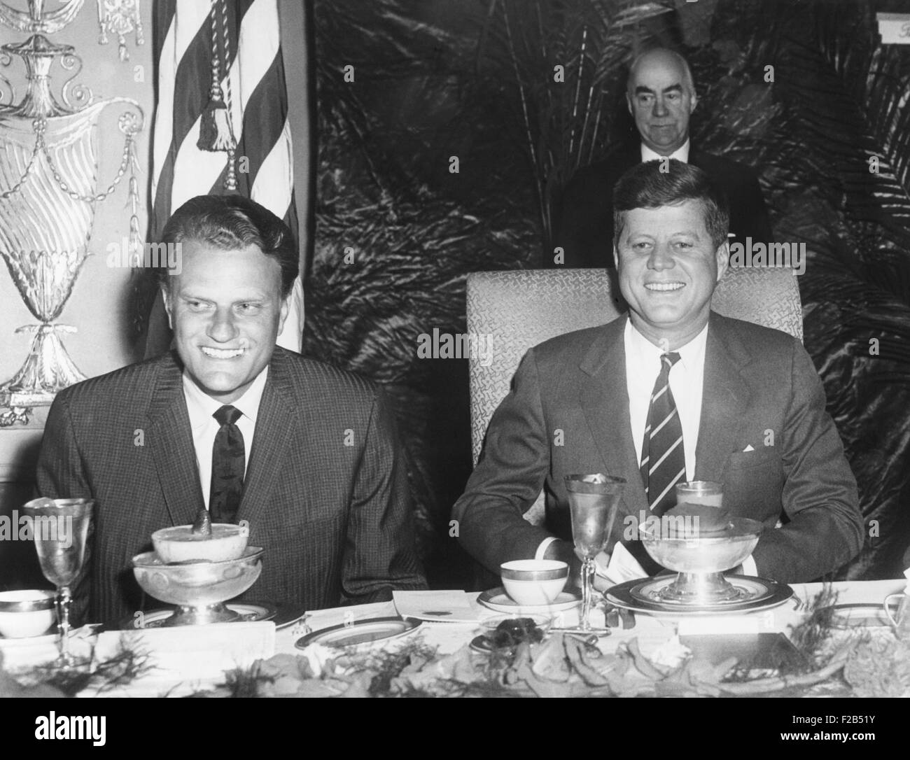 Le révérend Billy Graham, et le président John Kennedy assis à un petit déjeuner de prière. Il a été parrainé par l'International Council for Christian Leadership. 10 févr.9, 1961. - BSLOC  2015 (1 140) Banque D'Images
