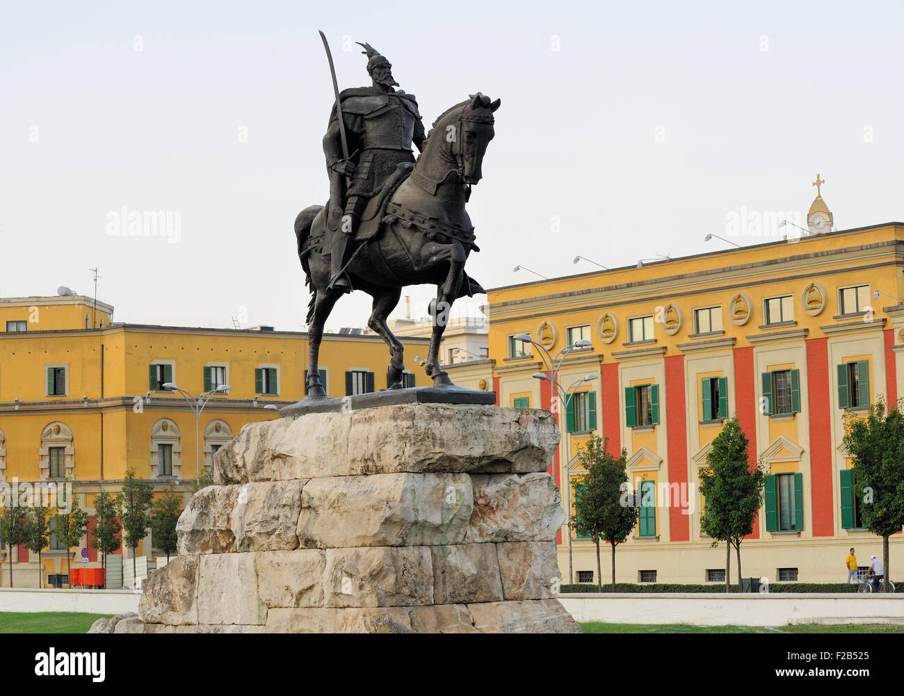 Statue de Gjergj Kastrioti, connu sous le nom de Skanderberg, qui uni les clans albanais contre les Ottomans. La place Skanderberg, Tirana Banque D'Images