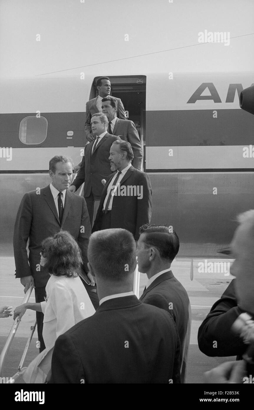 Harry Belafonte et acteurs de Hollywood arrivent pour la Marche sur Washington, le 28 août, 1963. Belafonte, James Garner, Marlon Brando, Banque D'Images