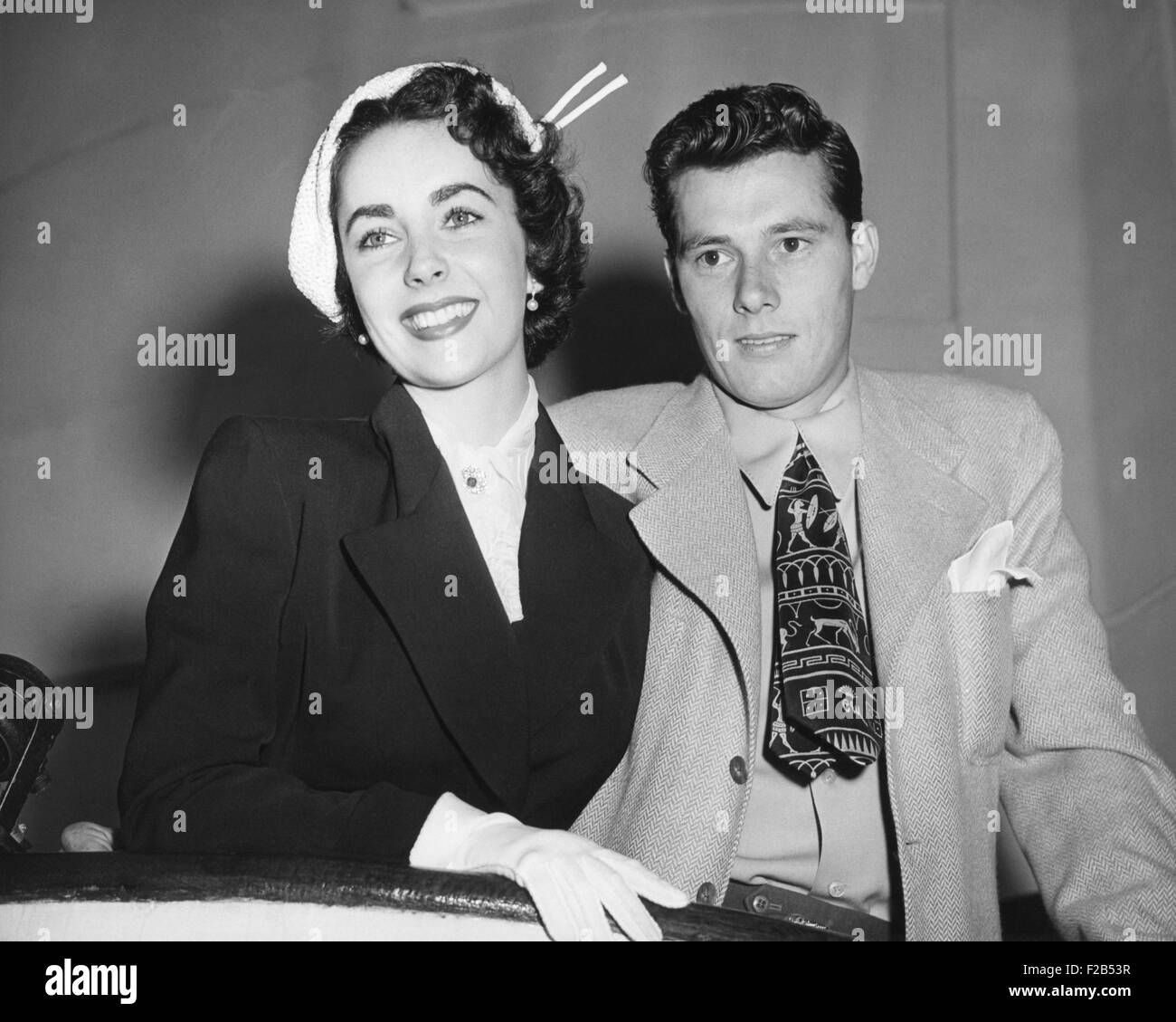 M. et Mme Conrad Hilton naviguant sur le Queen Mary pour une lune de miel européenne élargie. Le 24 mai 1950. Nicky Hilton est resté le mari d'Elisabeth Taylor pour moins de 8 mois. 24 mai 1950 - (BSLOC   2014 17 99) Banque D'Images