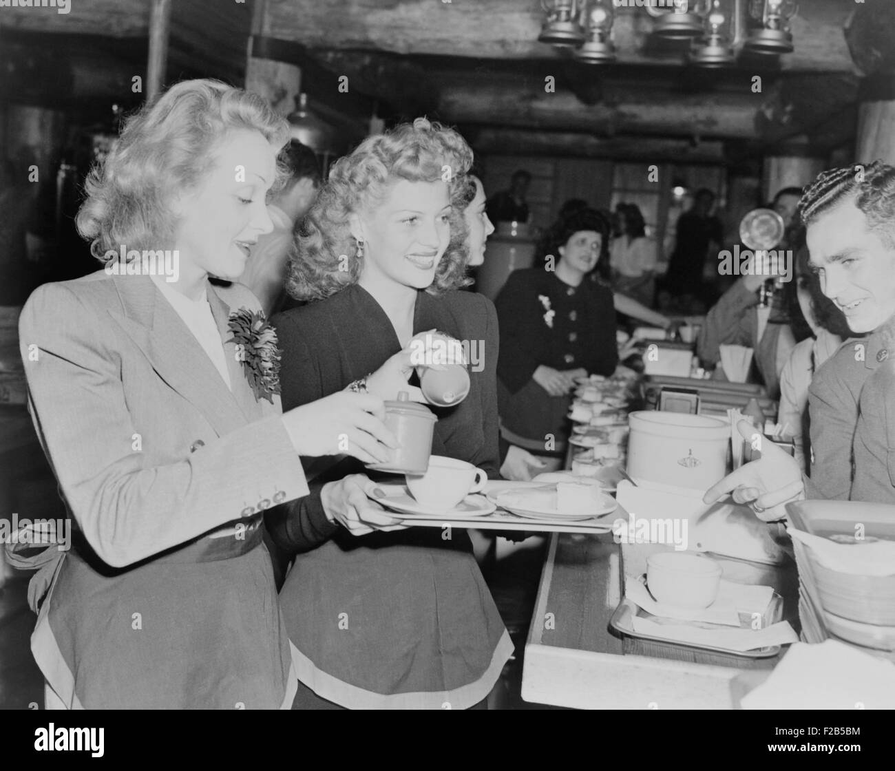 Marlene Dietrich et Rita Hayworth soldats servent au Hollywood Canteen pendant la Deuxième Guerre mondiale. Le 17 novembre 1942. - BSLOC  2014 (17 76) Banque D'Images