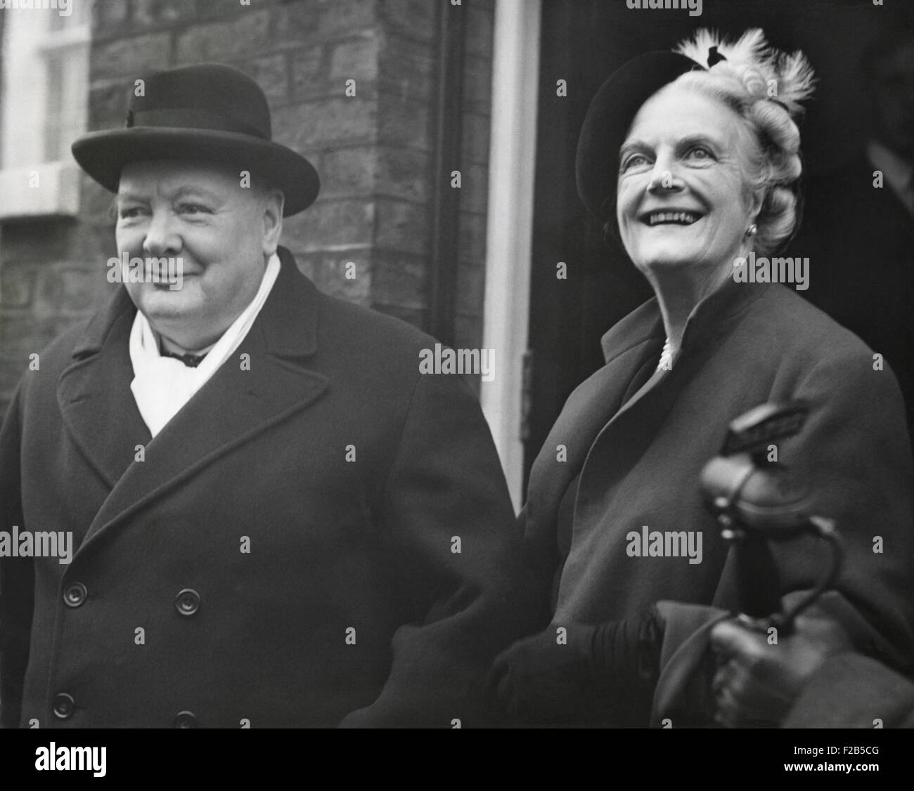 Le Premier ministre en temps de guerre, Winston Churchill, avec sa femme Clémentine pour son 75ème anniversaire. Le chef de l'opposition conservatrice était en route pour un déjeuner avec l'Ambassadeur du Danemark. Le 30 novembre 1949. - BSLOC  2014 (17 56) Banque D'Images