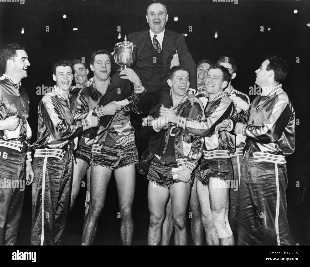 Coach Adolph Rupp sur les épaules de l'équipe de basketball des Wildcats de Kentucky. Ils ont juste gagné le basket-ball national sur invitation Banque D'Images