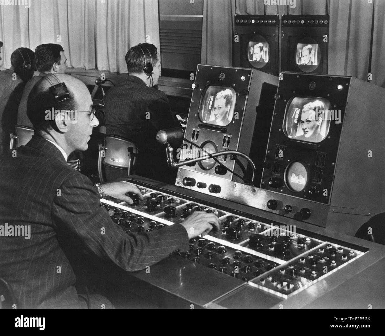 Studio de télévision devient ingénieur plusieurs vues de l'image et utilisez l'ensemble de cadrans compliqués pour contrôler le ton et la qualité Banque D'Images