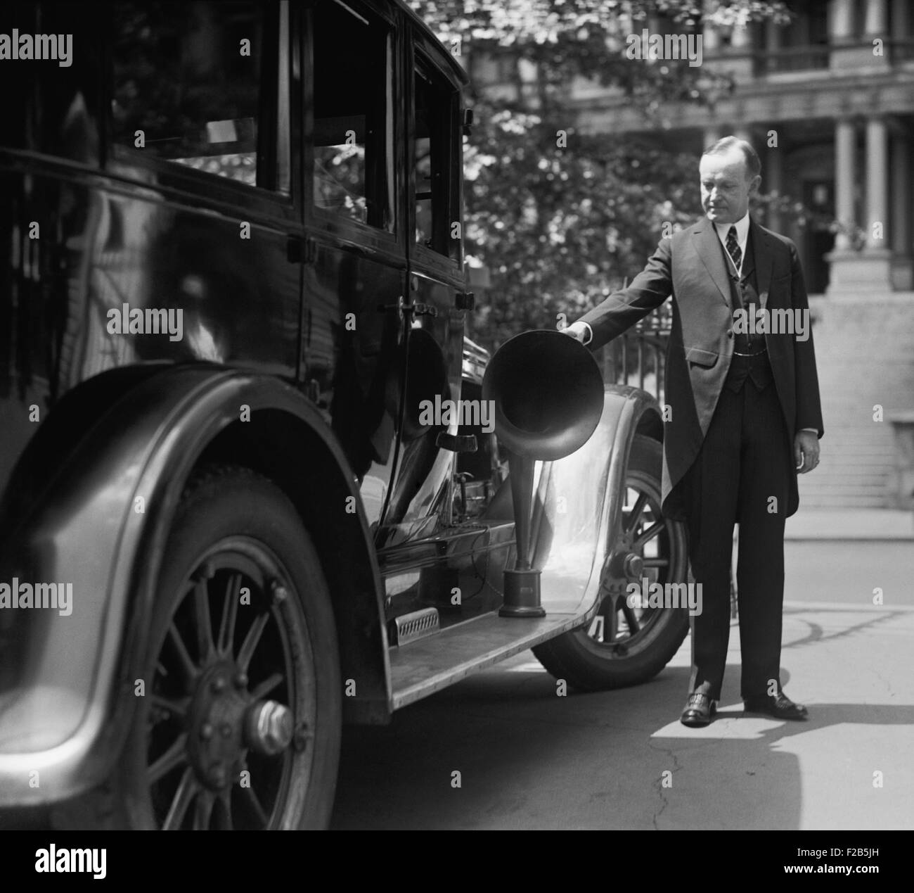 Le président Coolidge avec un haut-parleur voiture équipée pour être utilisé dans sa campagne présidentielle de 1924. Haut-parleurs ont été nouvelle technologie, activée par l'amplification triode vacuum tubes inventé en 1918. - BSLOC  2014 (17 8) Banque D'Images