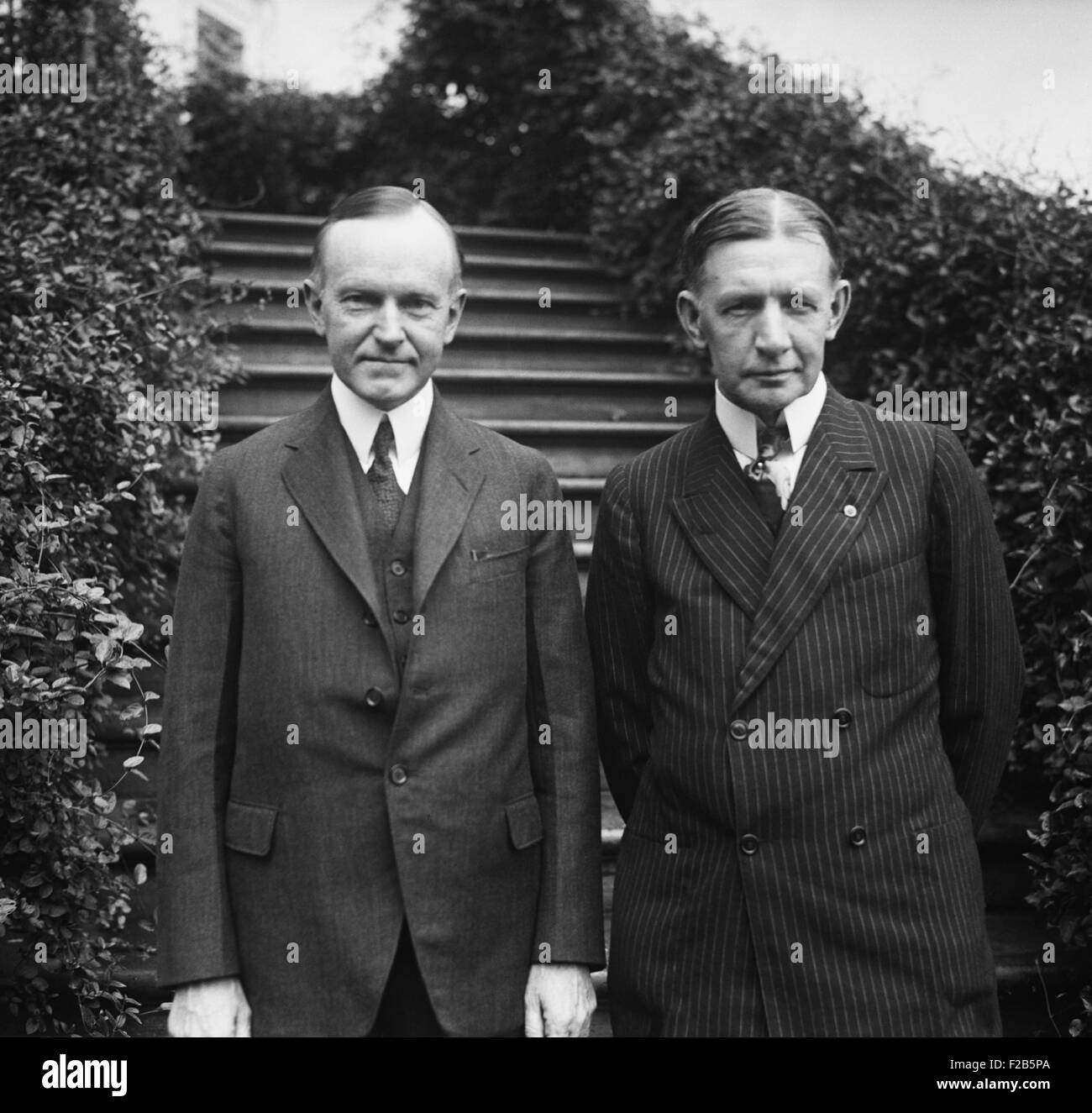 Calvin Coolidge avec Charles Dawes, le candidat républicain à la vice-présidence à la Maison Blanche. Juin 1924. Les deux hommes ont été choisis comme candidats républicains à la Convention nationale du parti à Cleveland, Ohio, 10-12 juin 1924. - BSLOC  2014 (17 3) Banque D'Images