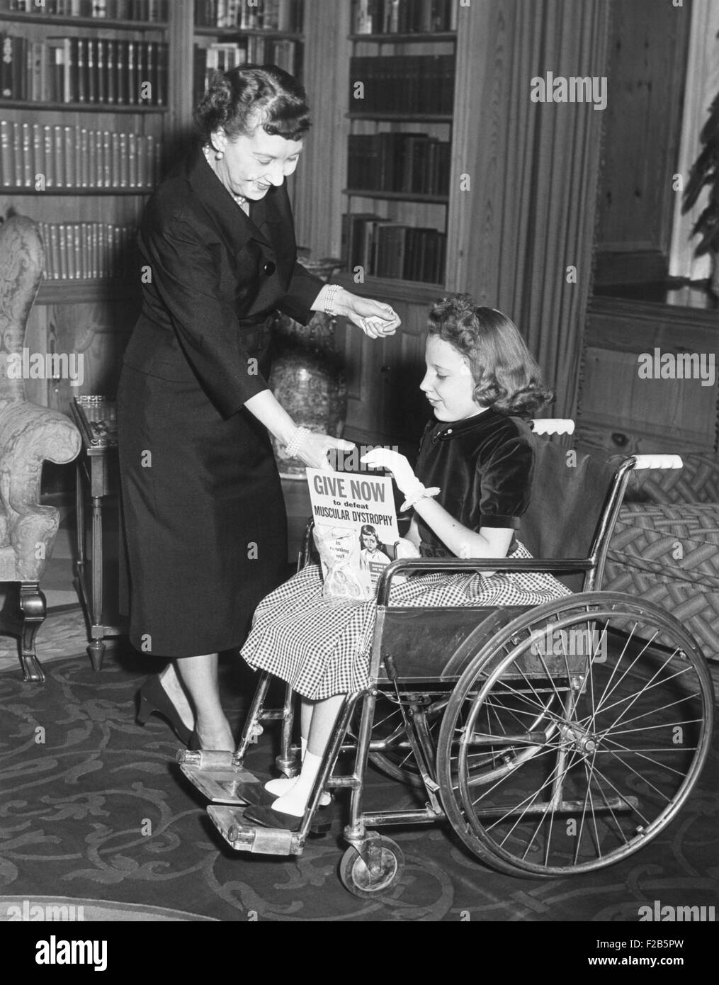 Première Dame Mamie Eisenhower avec une fille au cours de la collecte de fonds annuelle de la dystrophie musculaire. L'organisme de recherche pris en charge Banque D'Images