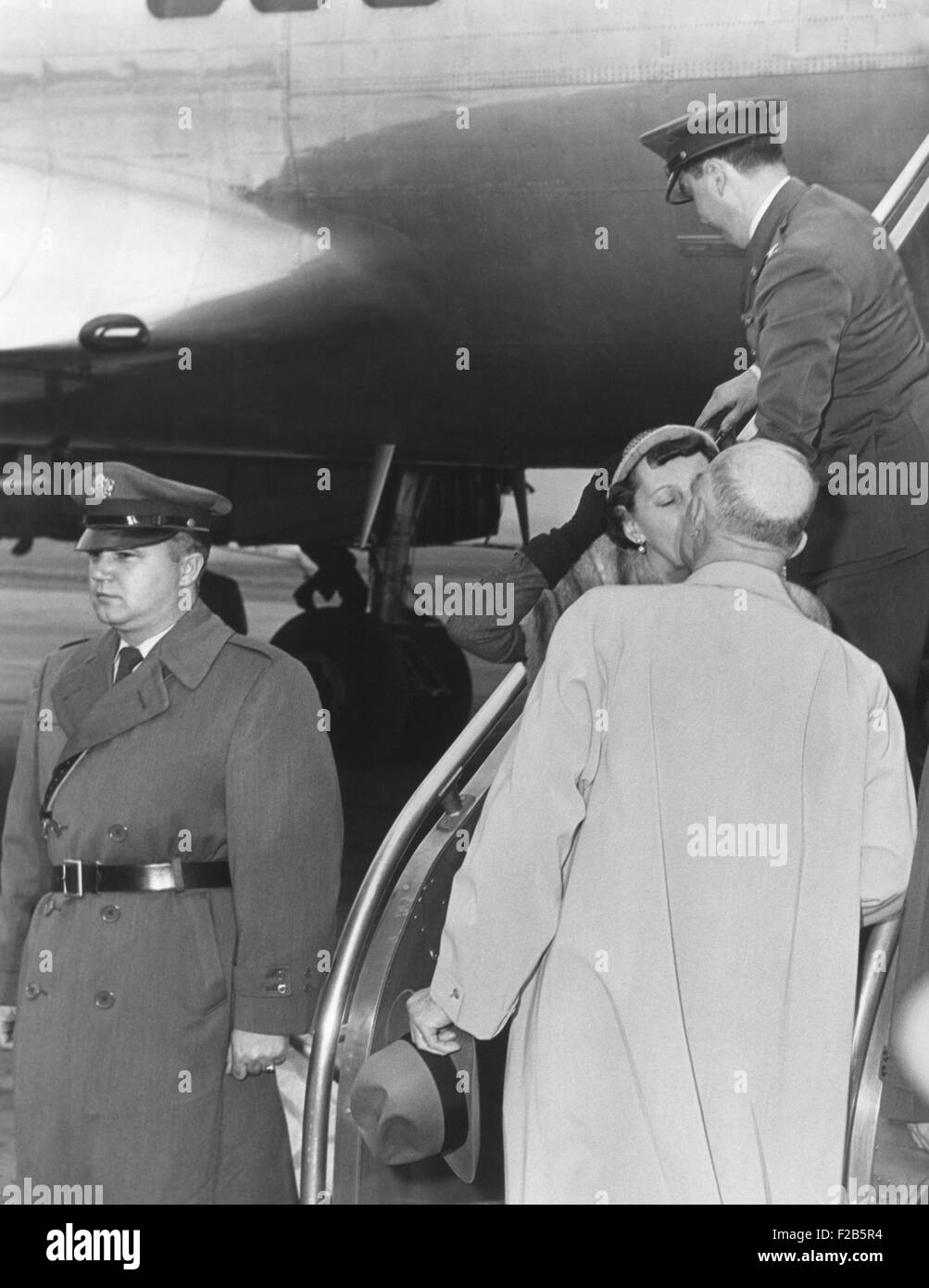 Le président Eisenhower baisers Première Dame Mamie à son retour de Phoenix, Arizona. Le 11 mars 1958. - BSLOC  2014 (16 88) Banque D'Images