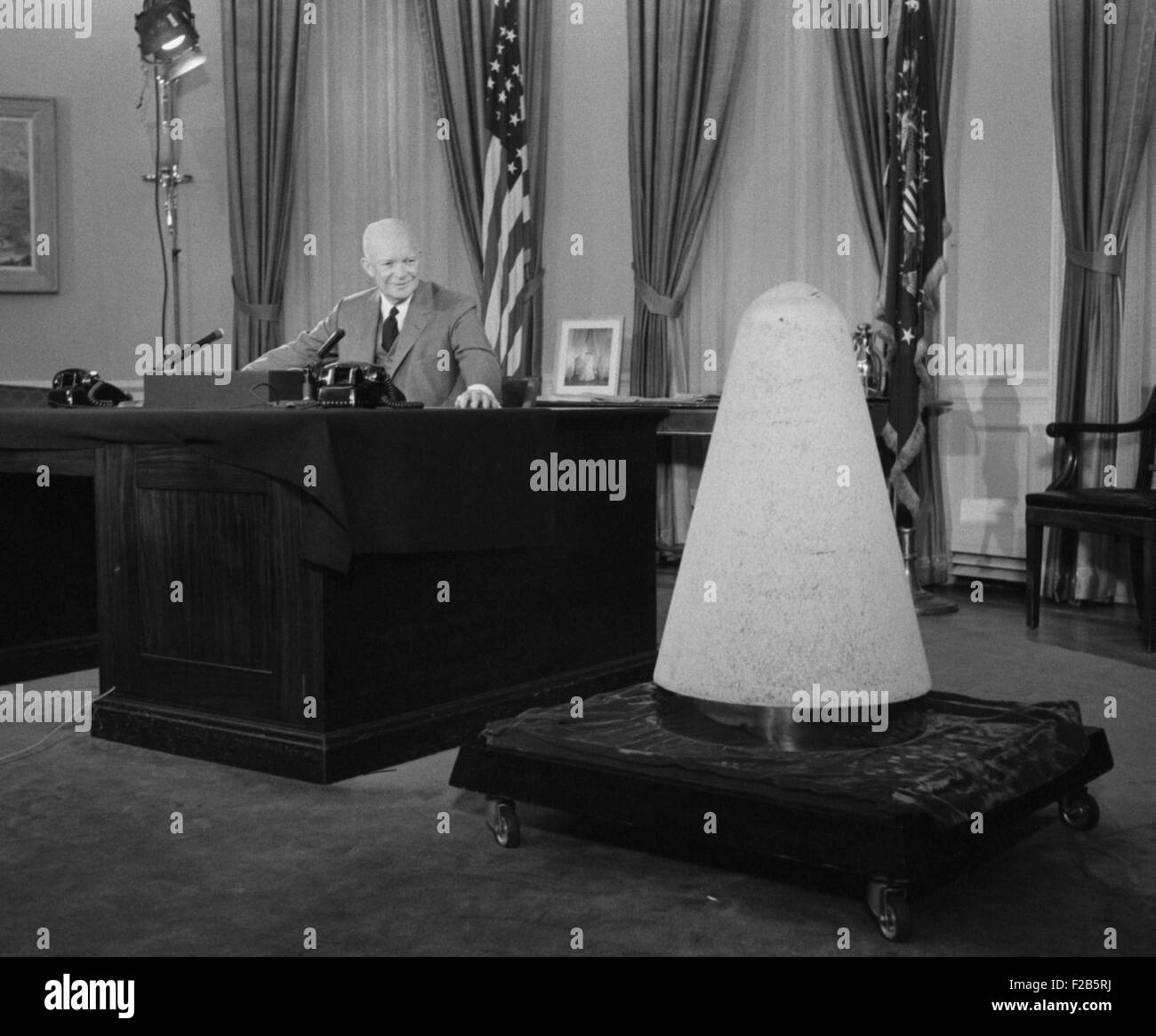 Le président Eisenhower donnant un discours à la télévision à propos de la science et de la sécurité nationale. Il a parlé du bureau ovale et affiche un cône d'un missile expérimental qui avait été dans l'espace et à l'arrière. Le 7 novembre 1957. Un mois plus tôt, l'Union soviétique a lancé le Spoutnik. - BSLOC  2014 (16 76) Banque D'Images