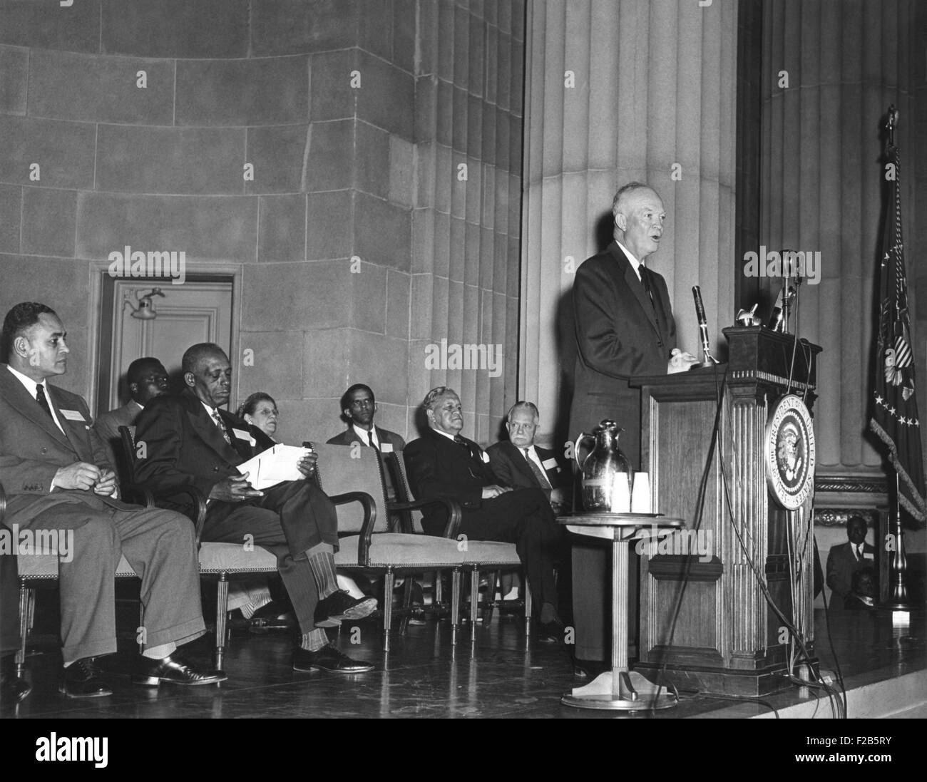 Le président Eisenhower parle lors de la réunion de la NAACP. Le 3 mars 1954. Ralph Bunche, lauréat du Prix Nobel de la paix 1950, est assis à l'extrême gauche. - BSLOC  2014 (16 69) Banque D'Images