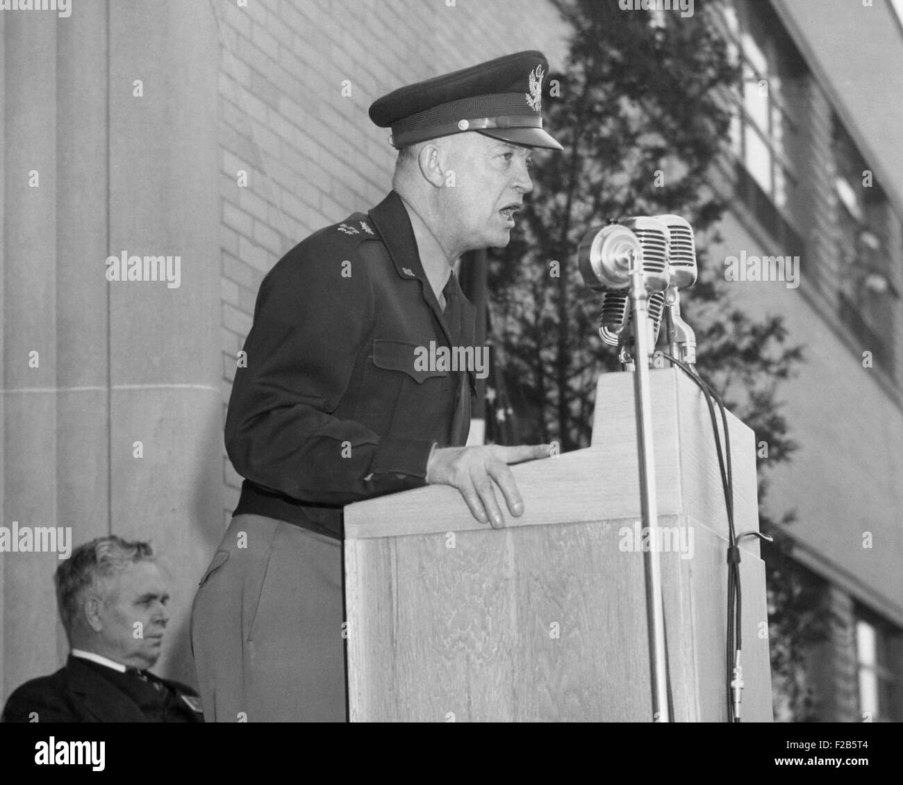 Le général Eisenhower parlant à l'appareil au Laboratoire de recherches du moteur Lewis Field, Cleveland, Ohio. Le Directeur du centre, Edward 'Ray' Sharp, qui deviendra l'un des fondateurs du programme spatial de la NASA, est à gauche. - BSLOC  2014 (16 64) Banque D'Images