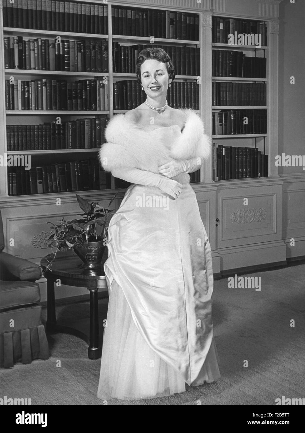 Barbara Eisenhower dans la robe qu'elle portera pour le Bal inaugural de 1957. 19 janvier, 1957. - BSLOC  2014 (16 46) Banque D'Images