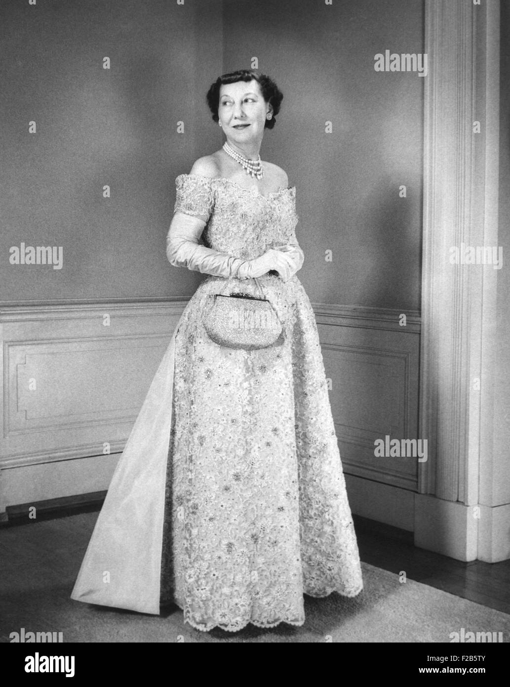 Première Dame Mamie Eisenhower dans sa robe robe inaugurale. Le 16 janvier 1957. - BSLOC  2014 (16 44) Banque D'Images