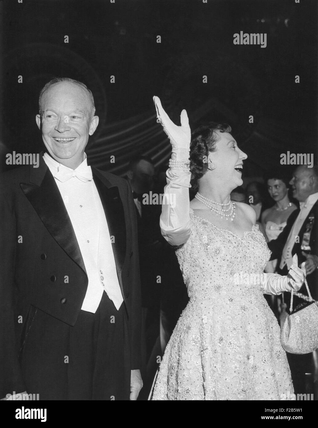 Le président Eisenhower et de la Première Dame Mamie salutation à la foule lors de son ballon. 21 janvier 1957 - (BSLOC   2014 16 42) Banque D'Images