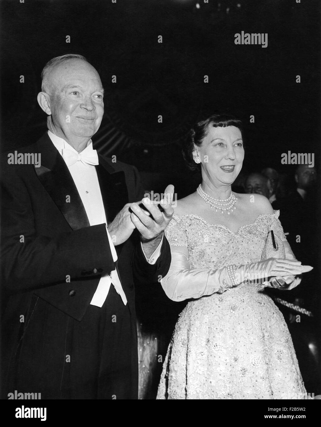 Le président Eisenhower et de la Première Dame Mamie lors de son ballon. 21 janvier 1957 - (BSLOC   2014 16 41) Banque D'Images