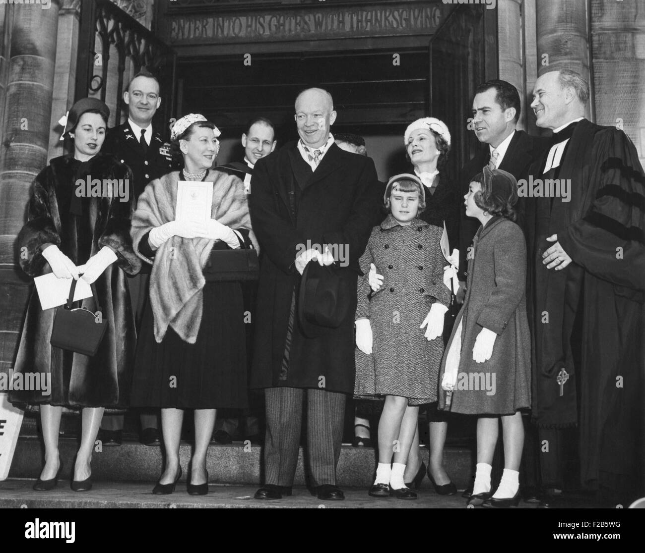 Eisenhower et Nixon familles qui quittent l'Église presbytérienne nationale inaugurale sur le matin. Le 20 janvier 1957. De G à D : Barbara Eisenhower, John Eisenhower, Mamie Eisenhower, le président Eisenhower, Tricia Nixon, Pat Nixon, Richard Nixon avec Julie Nixon debout devant lui, et le révérend Edward Elson. - BSLOC  2014 (16 30) Banque D'Images