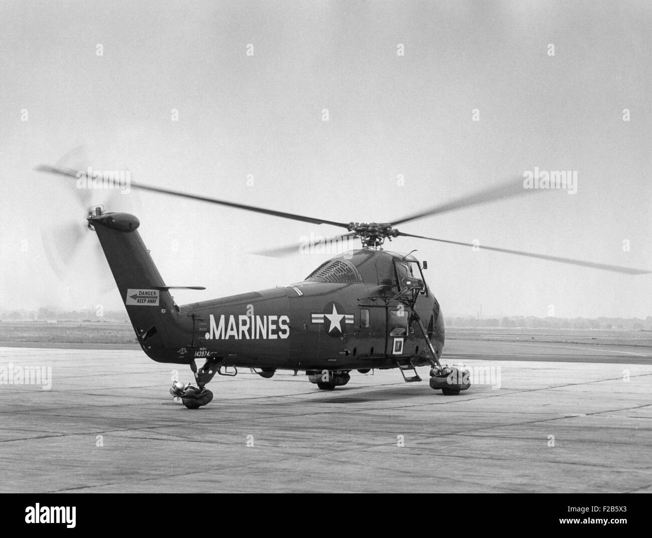 Marine sur hélicoptère présidentiel tarmac de l'aéroport de Washington. Les périphériques sur ses roues ont été conçus pour protéger la pelouse de la Maison Blanche. Le 25 juillet 1958. - BSLOC  2014 (16 246) Banque D'Images
