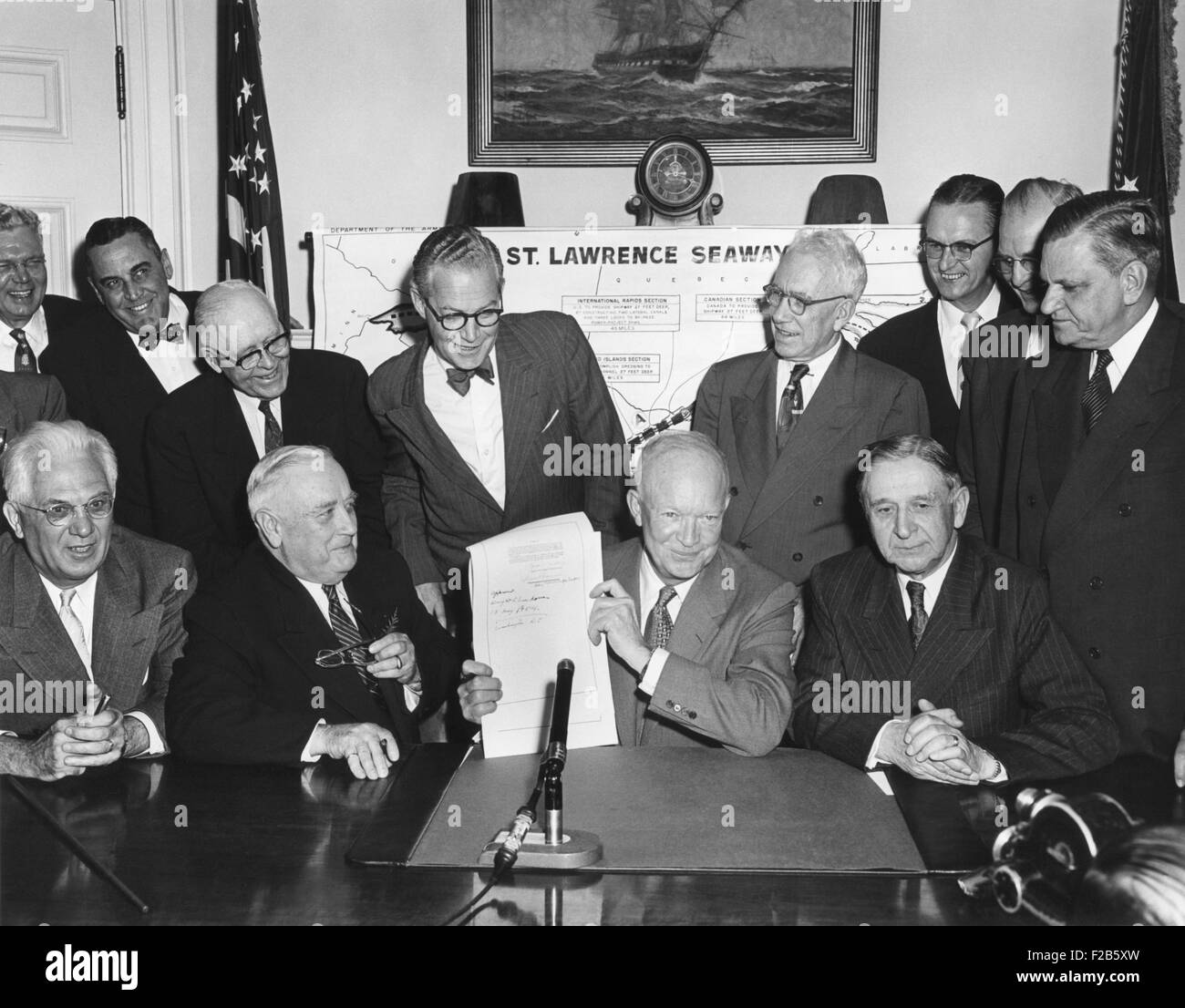 Le président Eisenhower signe à la Saint Lawrence Seaway Act de 1954. Le 13 mai 1954. Assis de gauche à droite : la Sénatrice Homer Ferguson ; Sen. Alex Wiley ; Président Eisenhower ; Rempl. George Dondero. - BSLOC  2014 (16 232) Banque D'Images