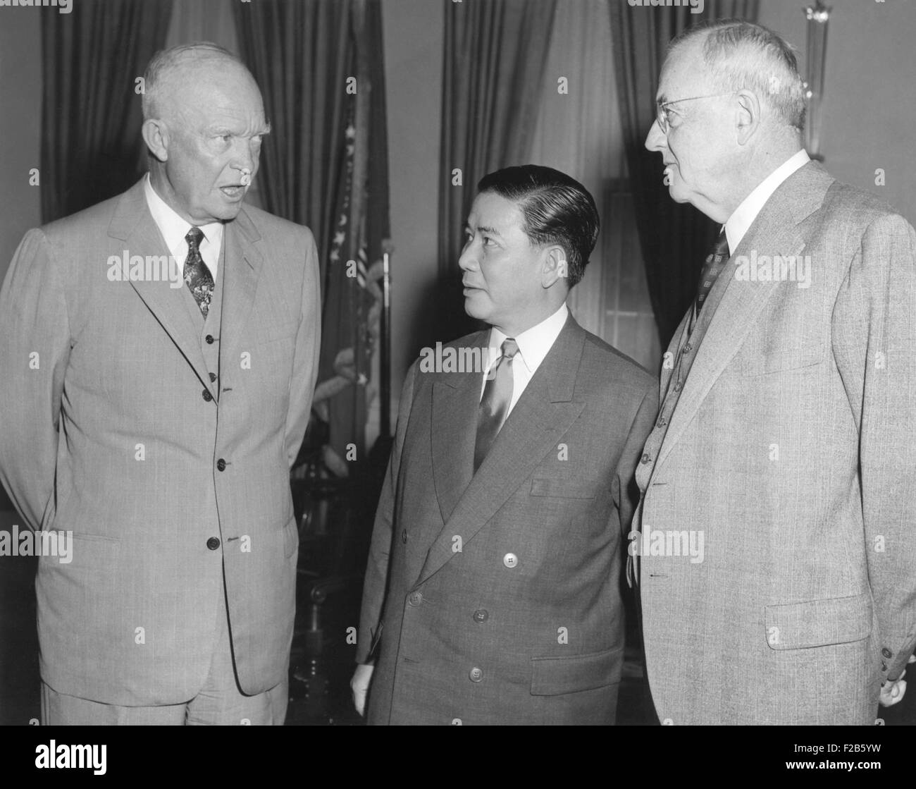 Le président Eisenhower et John Foster Dulles avec le Vietnam Le président Ngo Dinh Diem dans le bureau ovale. Le 9 mai 1957. - BSLOC  2014 (16 213) Banque D'Images