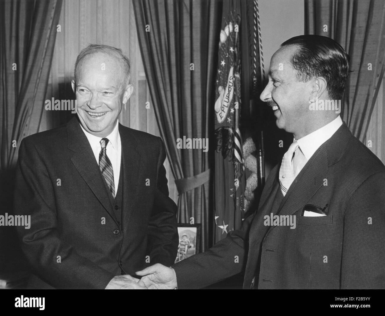 Le président Eisenhower avec le Prince Abdul Ilah de l'Iraq. Dans le bureau ovale, le 5 février 1957. Juillet 14,1958, un coup d'état dirigé par le Colonel Abdul Karim Qassim a mis fin à la monarchie irakienne et assassiné M. Abdul Ilah et d'autres personnes de la famille royale. - BSLOC  2014 (16 211) Banque D'Images