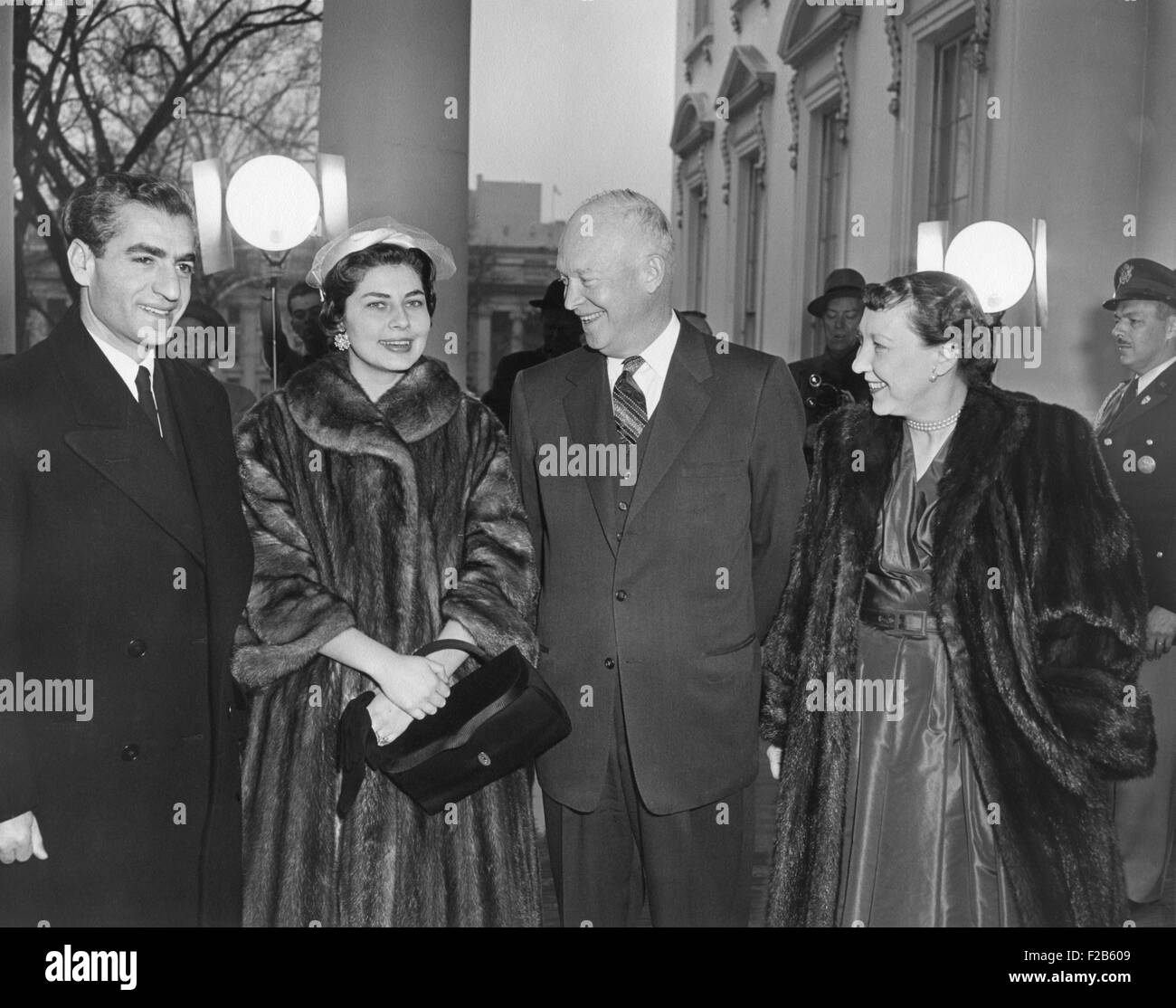 Shah d'Iran et de la Reine Soraya sont accueillis à la Maison Blanche par le président et Mamie Eisenhower. 13 déc., 1954. Le Shah est allé(e) à un 'Parler' irano-assisté par l'ambassadeur iranien, vice-président Nixon, John Foster Dulles, Herbert Hoover Jr. et John Jernegan. Plus tôt dans la journée, le président Eisenhower avait rendez-vous avec Kermit Roosevelt, l'architecte de l'ICA 1953 qui ont consacré l'Coup d'état du Shah en Iran. - BSLOC  2014 (16 205) Banque D'Images