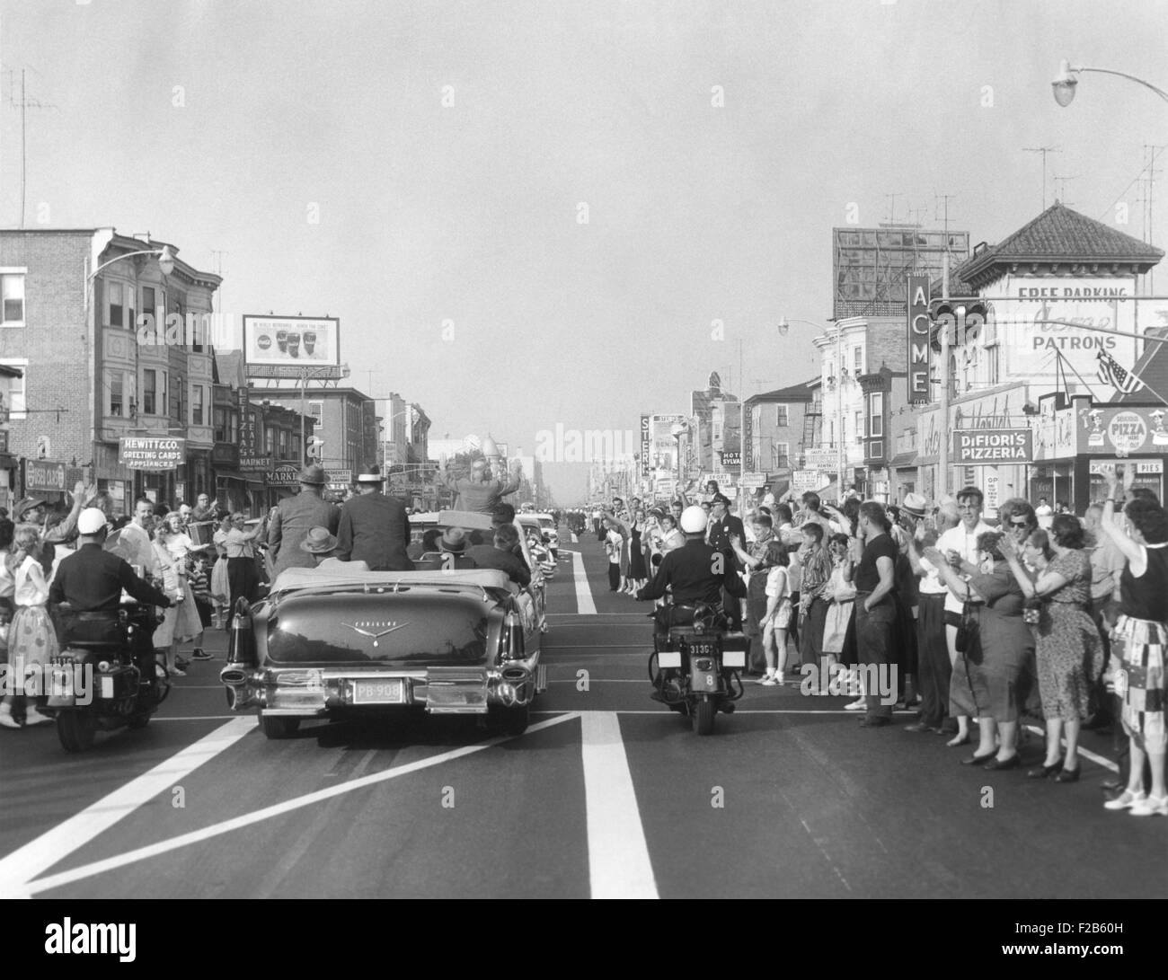 Le président Eisenhower et acclamés à un défilé dans la rue principale d'Atlantic City. Il était là pour parler à l'American Medical Association. Le 9 juin 1959. - BSLOC  2014 (16 199) Banque D'Images