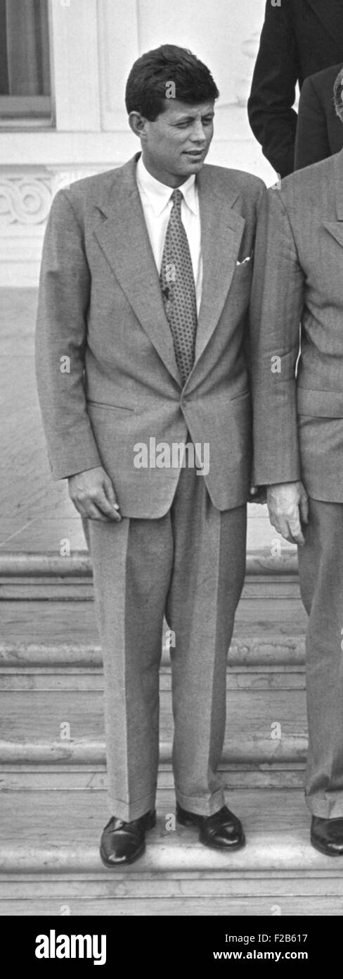 John Fitzgerald Kennedy comme un nouveau sénateur. Image est recadrée à partir d'une photo du groupe des 13 sénateurs après un déjeuner avec le président Eisenhower. Le 4 mars 1953. - BSLOC  2014 (16 188) Banque D'Images