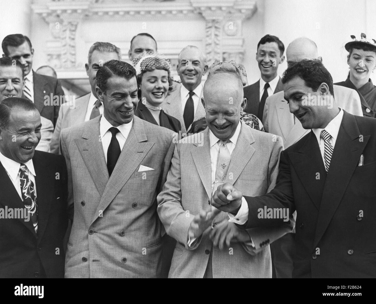 Le président Eisenhower avec baseball grand Joe DiMaggio, et le champion de boxe, Rocky Marciano. Le 6 juin 1953. Ils étaient parmi les 45 sports champions invités à assister à la partie de baseball du Congrès. - BSLOC  2014 (16 170) Banque D'Images