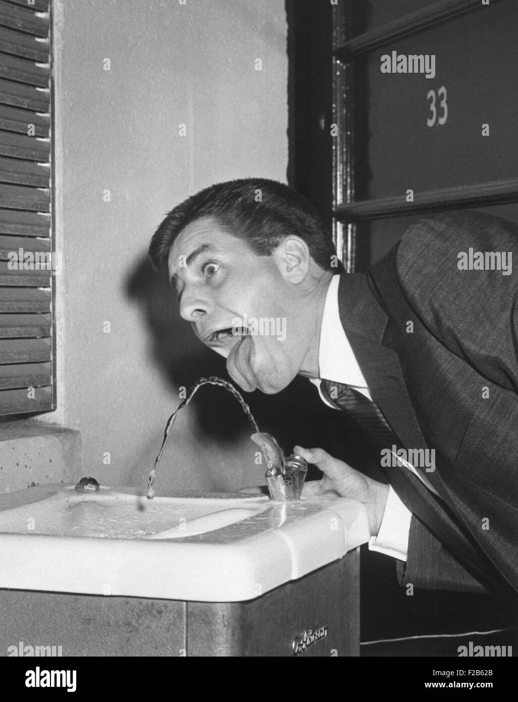 La prestation de Jerry Lewis, photographe de la Maison Blanche Abbie Rowe, avec une bande dessinée image à fontaine d'eau. 25 juillet 1957. - BSLOC  2014 (16 167) Banque D'Images