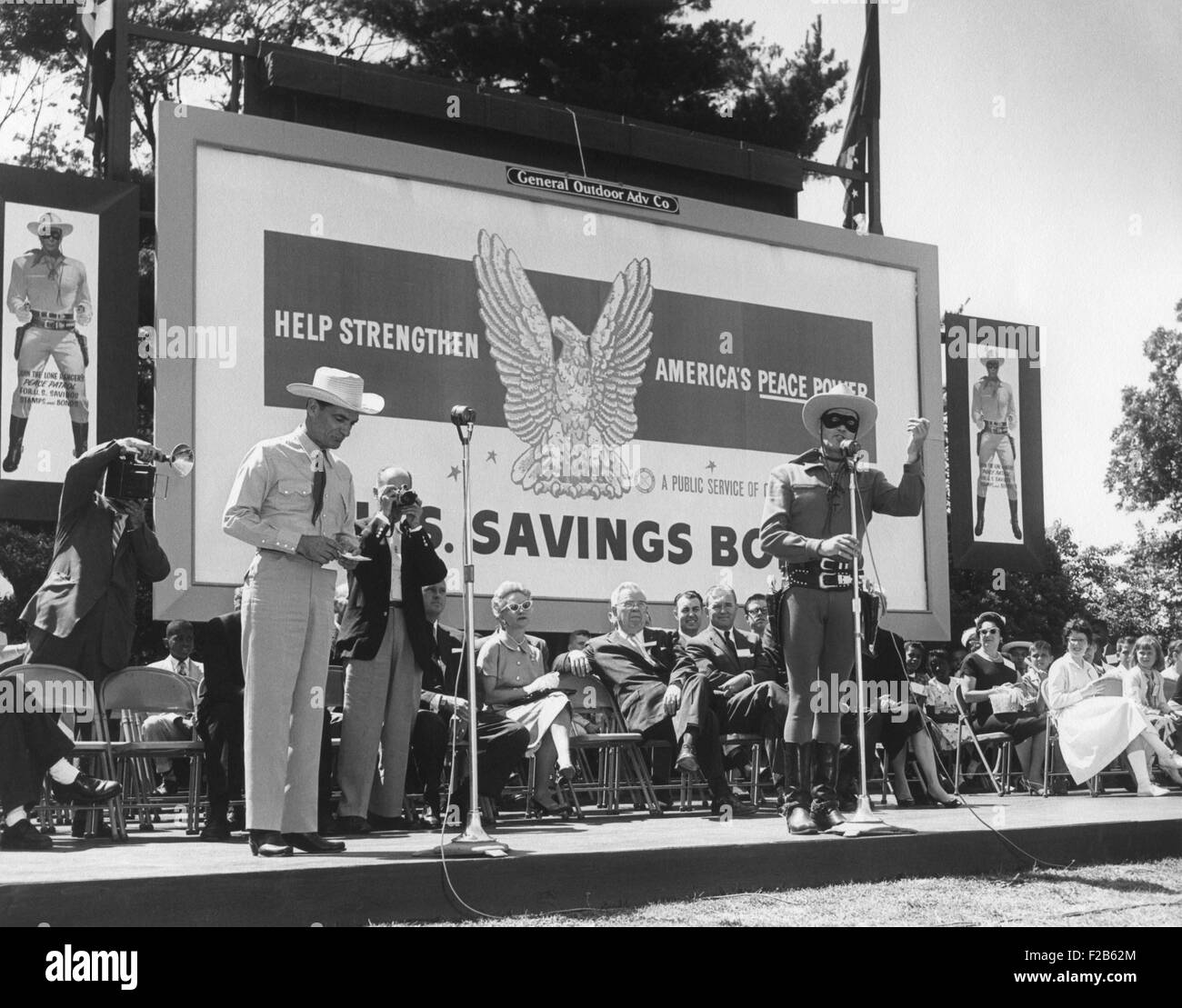Clayton Moore acteur dans son caractère solitaire fait la promotion des Obligations d'épargne aux États-Unis. Washington, D.C., le 17 juin 1958. - BSLOC  2014 (16 160) Banque D'Images