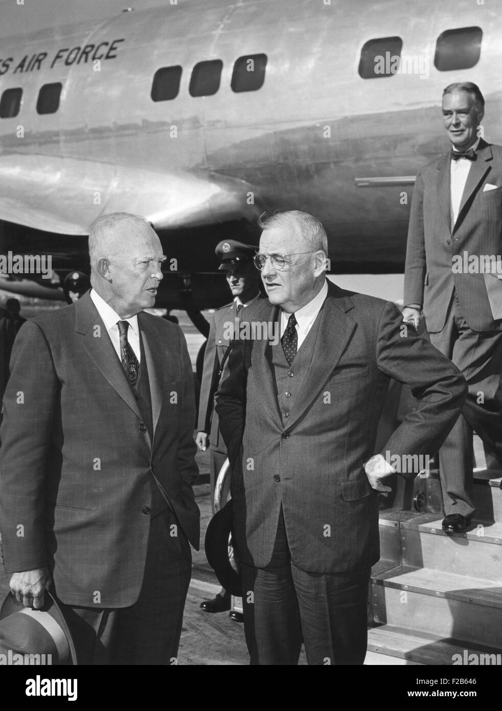 Le président Eisenhower a été rencontré par Sec. d'État John Foster Dulles à l'Aéroport National de Washington. Eisenhower était de retour d'une onze jours de vacances à l'Augusta National Golf Club. En arrière-plan droit est sous-secrétaire d'État Christian Herter. - BSLOC  2014 (16 136) Banque D'Images