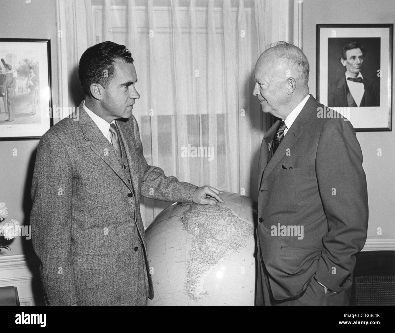 Le président Eisenhower rencontre avec le vice-président Richard Nixon avant son voyage en Amérique du Sud. Le 25 avril 1958. - BSLOC  2014 (16 128) Banque D'Images