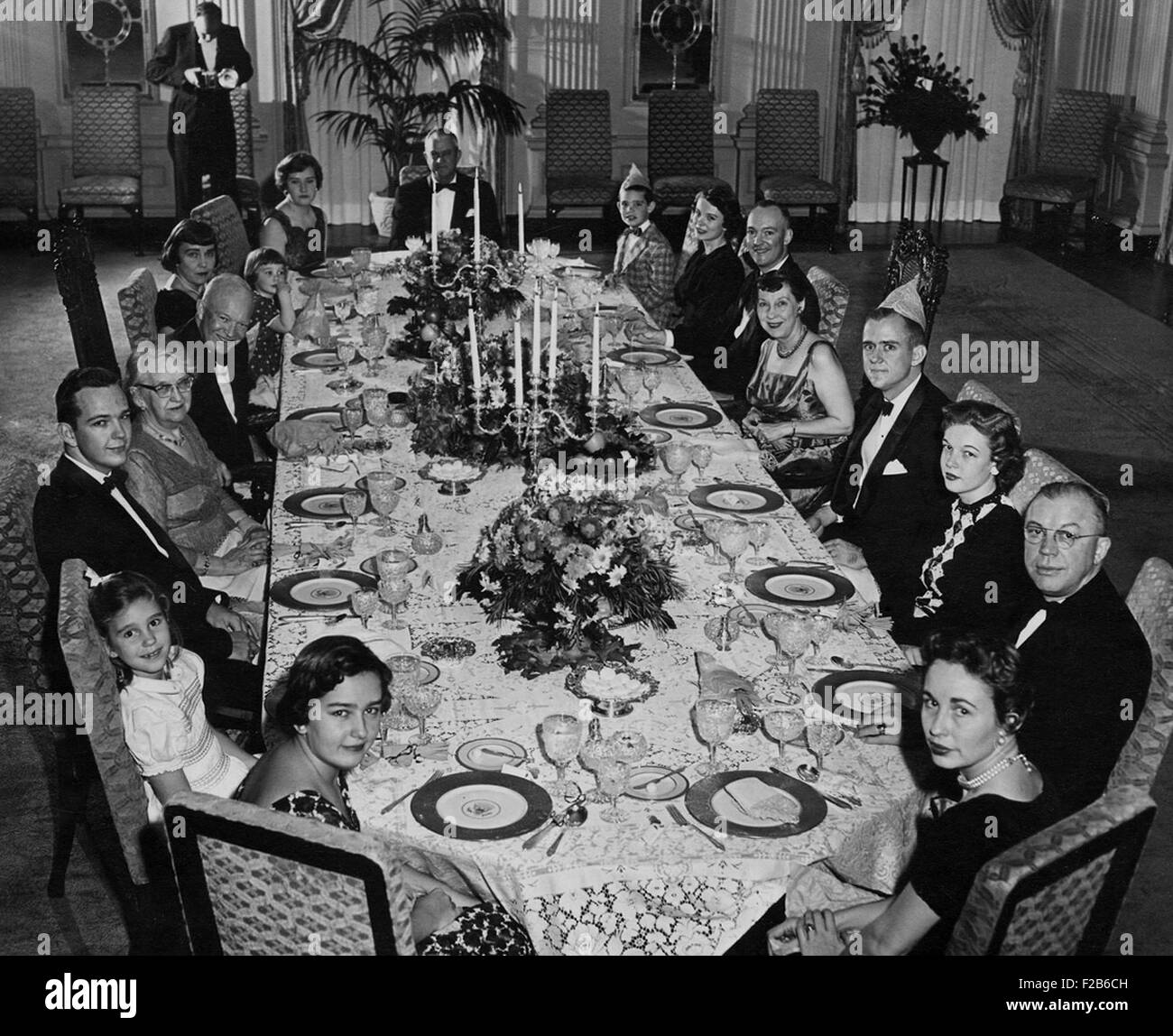 Mamie Eisenhower a un grand repas de famille à la Maison Blanche le jour de son anniversaire. 14 novembre, 1956. Le président Eisenhower's victoire électorale huit jours plus tôt ajouté à la célébration. - BSLOC  2014 (16 111) Banque D'Images