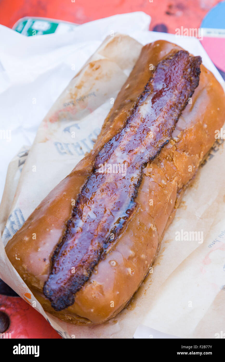 Infusé glacé & Bacon à l'érable Long John donut dans Wicker Park 2 août 2015 à Chicago, Illinois, USA. Banque D'Images