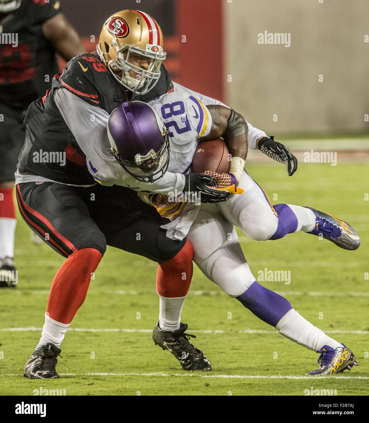 14 septembre 2015 : San Francisco 49ers en dehors de secondeur Aaron Lynch (59) s'attaque à Minnesota Vikings running back Adrian Peterson (28) le lundi 14 septembre 2015 à Lévis Stadium à Santa Clara, en Californie. Les 49ers défait les Vikings 20-3. Al Golub/CSM Banque D'Images