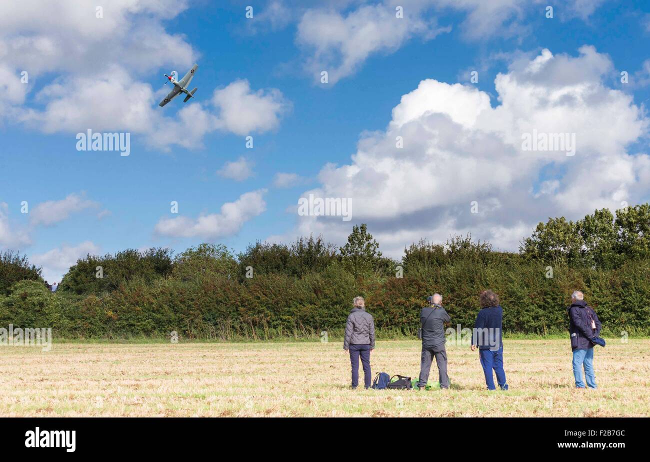 Les membres du public watch Spitfire et autres avions de la Seconde Guerre mondiale, de prendre l'aérodrome de Goodwood près de Chichester Banque D'Images