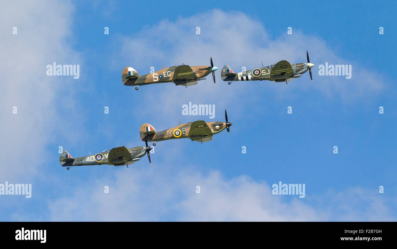 Les membres du public watch Spitfire et autres avions de la Seconde Guerre mondiale, de prendre l'aérodrome de Goodwood près de Chichester Banque D'Images