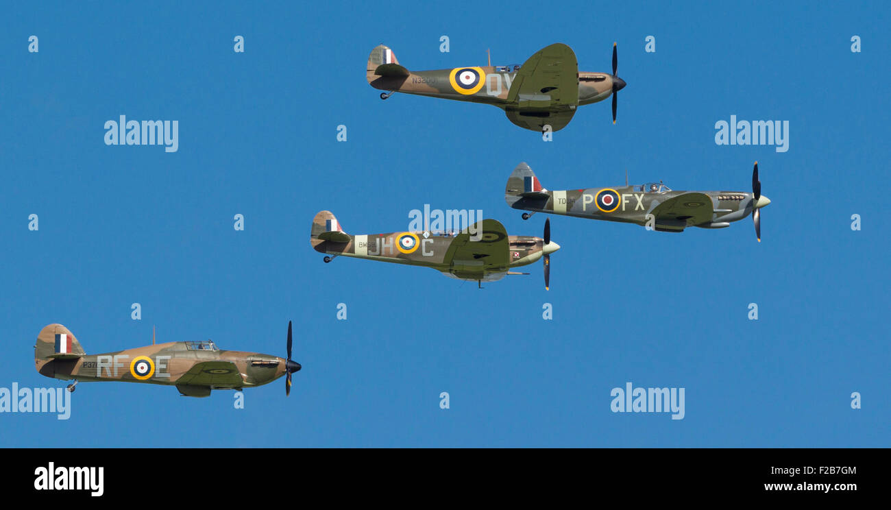 Les membres du public watch Spitfire et autres avions de la Seconde Guerre mondiale, de prendre l'aérodrome de Goodwood près de Chichester Banque D'Images