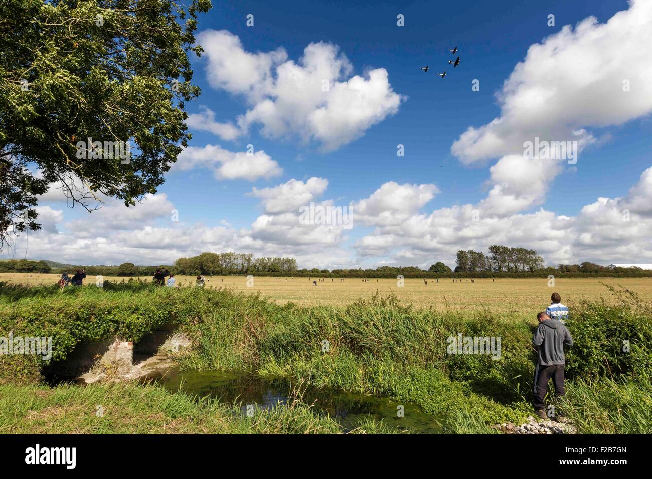 Les membres du public watch Spitfire et autres avions de la Seconde Guerre mondiale, de prendre l'aérodrome de Goodwood près de Chichester Banque D'Images