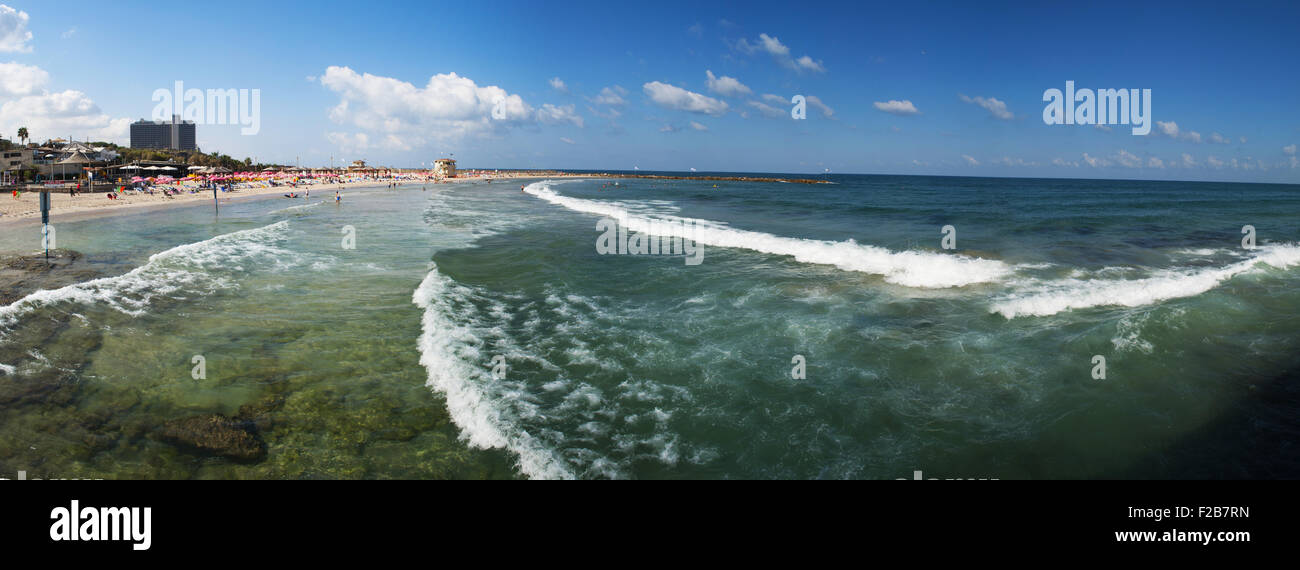 Tel Aviv, Israël : vue panoramique de la Méditerranée et de la plage Metzitzim, une famille friendly bay près de Tel Aviv Por, nommée d'après une comédie film 1972 Banque D'Images