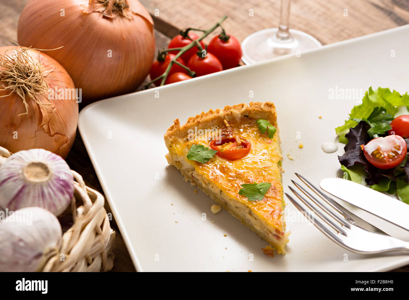 Tranche de la quiche lorraine - cuisine française Banque D'Images