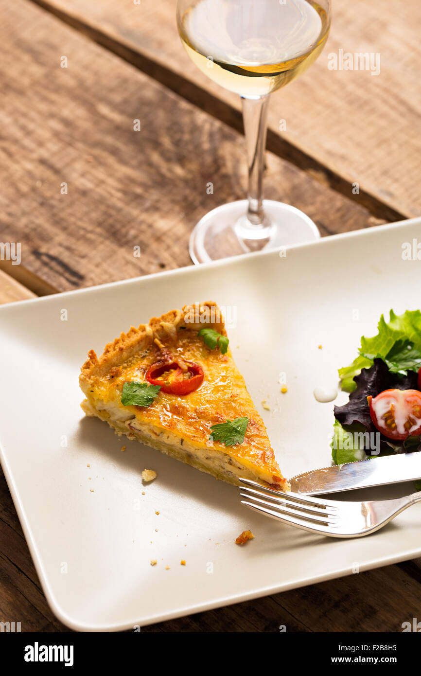 Tranche de la quiche lorraine - cuisine française Banque D'Images