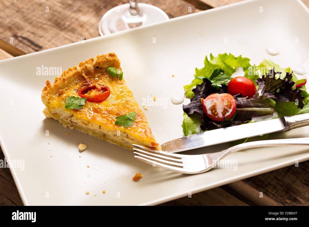 Tranche de la quiche lorraine - cuisine française Banque D'Images