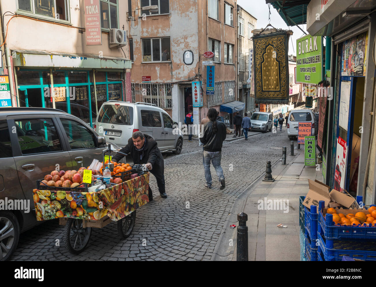 Jus de fruits frais vendeur pousse son chariot à travers les rues d'Eminonu, Istanbul, Turquie. Banque D'Images